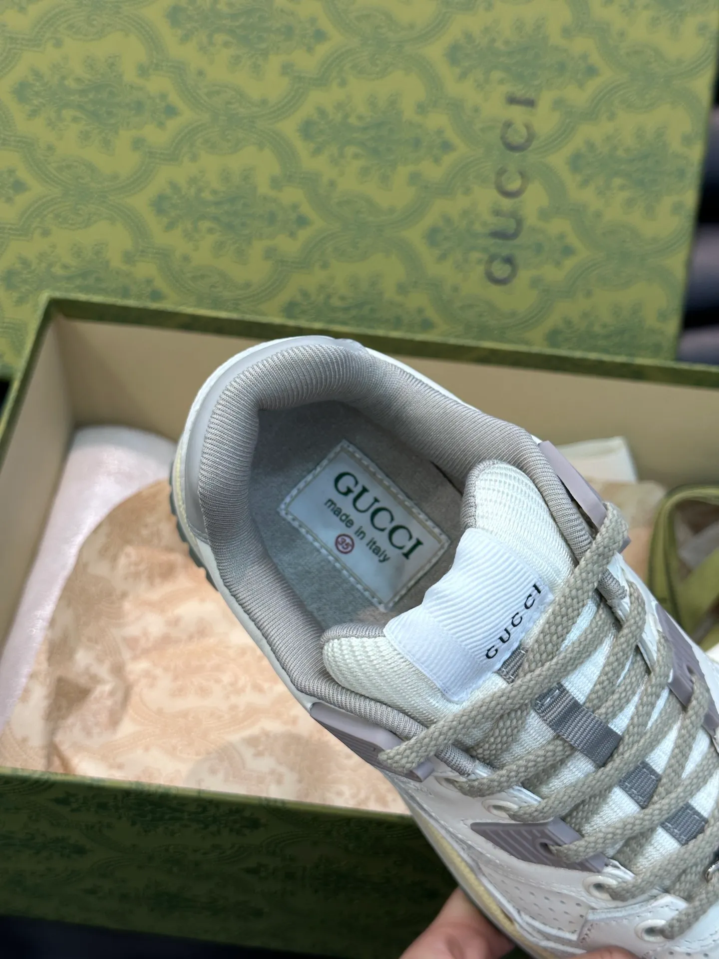 Men's Men's Shoes 💰p520 "GUCC*" Gucci's new couple's 👫 distressed effect sneakers. This low-top sneaker adopts a basketball-style silhouette design and cleverly incorporates hollow panels and distressed effects, showing its unique ingenuity. The ingenuity incorporates brand logo details such as interlocking Double G styling accessories and Gucci lettering, a low-key tribute to the brand's design heritage. A rubber non-slip outsole, inlays and embossed sole give the entire design a contemporary feel. Size: 35-45